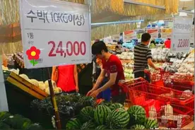 韩国同事：小时候的梦想是买西瓜挖着吃，来到中国，发现都这么吃图片