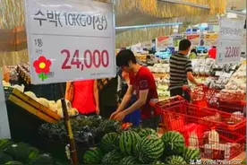 韩国同事：小时候的梦想是买西瓜挖着吃，来到中国，发现都这么吃图片