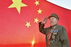耄耋老人自称老兵，登记被劝返，无奈拿出70年前报纸揭开隐藏身份图片