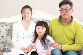 小小年纪的女儿忽然说，她是同性恋，我该怎么办？图片