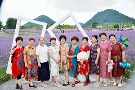 仙气满满！置身“紫色花海”的阿姨们太美了图片
