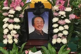 两年前，左权女儿左太北在京逝世，儿子沙峰等亲属含泪敬献花圈图片