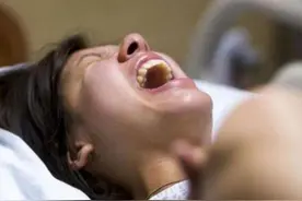 女子怀孕11个月还没生，医生强行剖腹产，宝宝出生后家人哭成一片图片