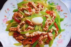炒牛肉怎样嫩滑？4步轻松做，芹菜泡椒牛肉，酸香可口，巴适得板图片