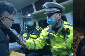 带着孩子还酒驾？交警秒变“奶爸”！图片