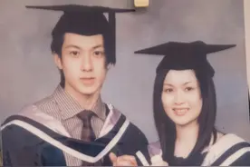 吴尊林丽吟毕业合照青涩稚嫩，二人重穿学士服还原当年场景图片