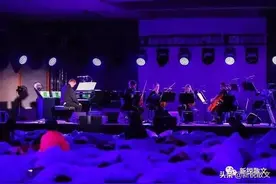 兴奋的到现场去听音乐会，本以为是很高雅的享受，没想到却睡着了图片