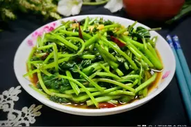 红薯叶这样做，比炒青菜还好吃，嫩滑清香，鲜嫩翠绿特下饭图片