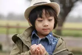 有种“颜值落差”是kimi，脸型消瘦皮肤黑，难怪林志颖不晒娃图片