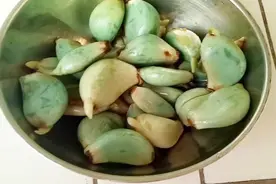 腌制大蒜变绿后还能吃吗？很多人不知道的，越早知道越好视频封面