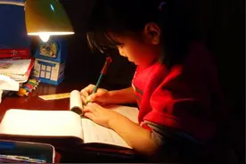 “长期熬夜”和“从不熬夜”的孩子，不出一年，智商可能差距明显图片