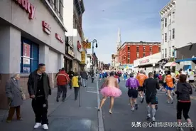 大叔裸身穿粉色蓬蓬裙18年,背后真相曝光,网友怒赞:这才是真男人图片