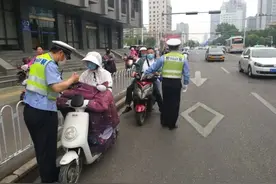 骑电动车这些行为被严查！徐州一上午160多名骑车人受处罚！图片