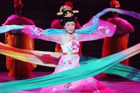 39岁李玉刚亮相巴黎时装周，老外都看懵了！网友高呼：我想娶她图片
