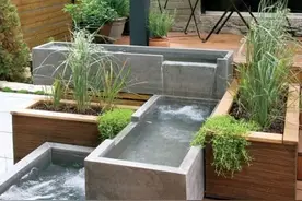 院子不做景观有点亏，用旧砖块打造小型瀑布，每天都有人来围观图片