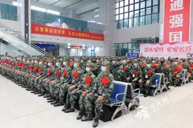 怀揣乡味“大礼包”！2021年重庆秋季新兵告别家乡 奔赴军营图片