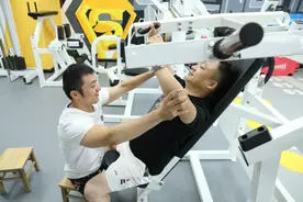 以板凳为“腿”，以健身为业，残疾小伙儿一步步走出人生低谷图片