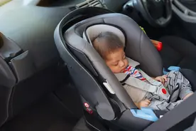 儿童被锁车内悲剧不断，父母应为此承担刑事责任吗？图片