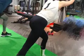 46岁贾静雯秀蜜桃臀，爱运动的女人，运气不会太差图片