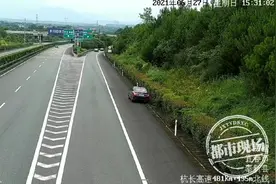 胆子大！高速上男子在车里睡大觉，交警用无人机喊话警告图片