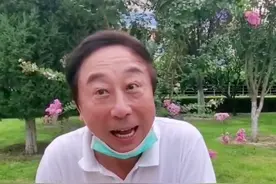 63岁冯巩生活太节俭，茶杯变色满是茶垢都不换！近照身材稍显清瘦图片