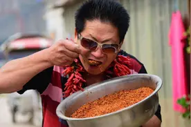 “中国辣王”李永志，曾每天吃5斤辣椒另配白酒大蒜，近况如何？图片