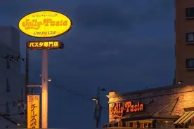 在爱情里我把你当做唯一，而你却把我当做之一图片