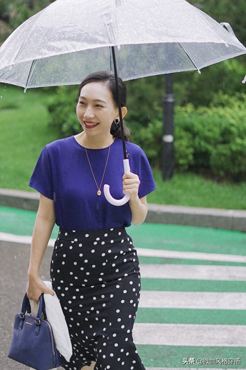 初秋轻熟风:优衣库蓝色上衣+波点裙,让下雨天也变得温柔