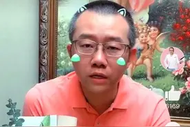 涂磊晒与女儿合影庆生，父女俩脸部轮廓神似，私人订制蛋糕超特别图片
