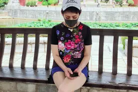 能把丁真、黄晓明吸引的穿搭，宁静做到了，三角边短裤配丝袜真飒图片