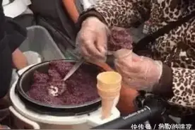 老奶奶校门口卖独特“冰淇淋”，5元一个，家长鼓励孩子买图片