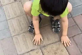 盲童学走盲道的视频把我看哭了，不只有感动，更有难过和愤怒图片
