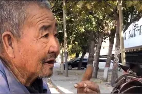 “有就给，没有就算”81岁爷爷卖一车菜不要钱，小伙的举动很暖心图片