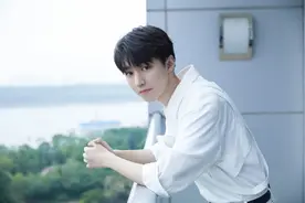 王俊凯白色系look清新明朗，穿简约背带衬衫设计感满满图片