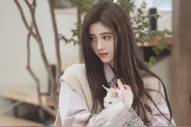 鞠婧祎紫色衬衫搭羊毛小坎肩似邻家女孩，怀抱猫咪尽显温柔图片