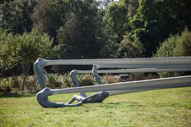 他让模特穿上紧身衣，摆出各种姿势表演行为艺术，​网友：看不懂图片