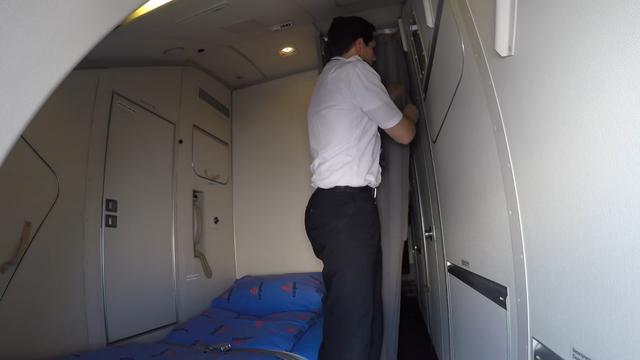 客机长途飞行时，飞行员和空乘人员睡在哪里？