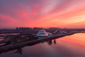 4月23日清晨4点34分，日出时的哈尔滨朝霞满天图片