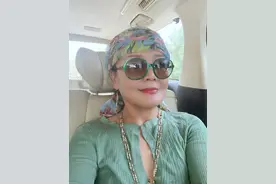 大S婆婆不再做女强人！62岁穿沙滩裙抱帅孙子，打扮后比儿媳还潮图片