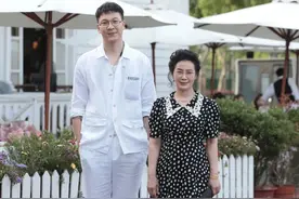 上了年纪的女人，穿碎花裙要懂得“四要四不要”，高级又洋气图片