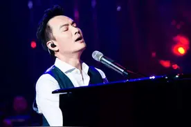 和柯蓝相恋7年，又与赵薇、黄龄传绯闻，51岁的他悄悄当爸了？图片