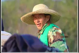 一个天生聋哑的农村男人，一生浓缩为三件事：吃睡、干活、偷盗图片