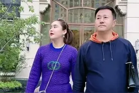 《乡村爱情》长贵真有福！小19岁妻子身材微胖曲线美，还挺会打扮图片