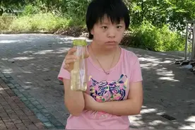 南宁20岁智障女孩在南湖公园走失，父母寒风中派发传单寻找女儿图片