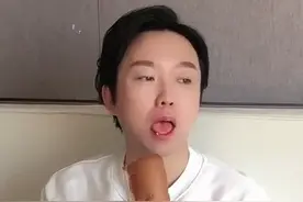 李玉刚不顾形象床上吃面包，被指反差太大，家中装修简朴不符身份图片