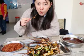 成都大爷做炸串小吃，100串30元！想吃得蘸2大盘辣椒，开门就排队视频封面