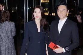袁咏仪张智霖同框，穿蕾丝西装干练利落，难得再现当年港姐风采图片
