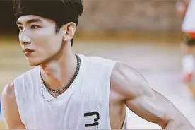 白敬亭常年健身，肌肉线条好man，这么好的身材不穿衣服就好了图片