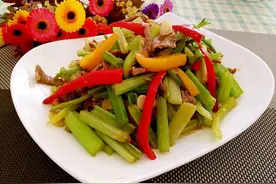 私房菜：彩椒芹菜炒肉丝，简单美味图片