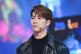 王嘉尔皮衣全黑Look又酷又帅，表情呆萌充满反差感图片